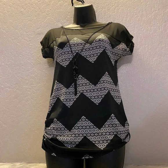Free Kisses Black & White Pattern Short Sleeve Blouse with Accent Necklace - Picture 10 of 16